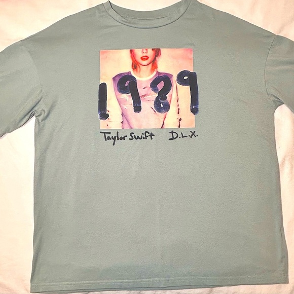Taylor Swift 1989 DLX Shirt Sleeve Tee Size Large - Picture 1 of 7